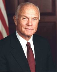 800px-john_glenn_low_res